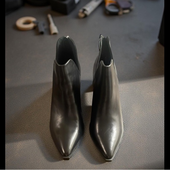 NEW Steve Madden Black Leather Women's Ankle Boots - Picture 1 of 5